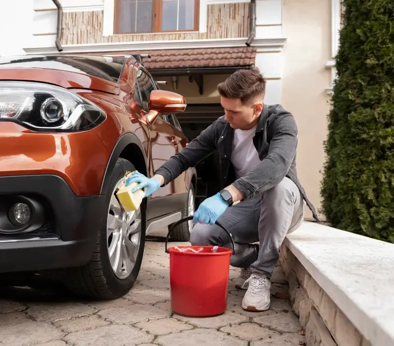 Lavage auto à domicile Lombron : professionnel intervenant sur un véhicule